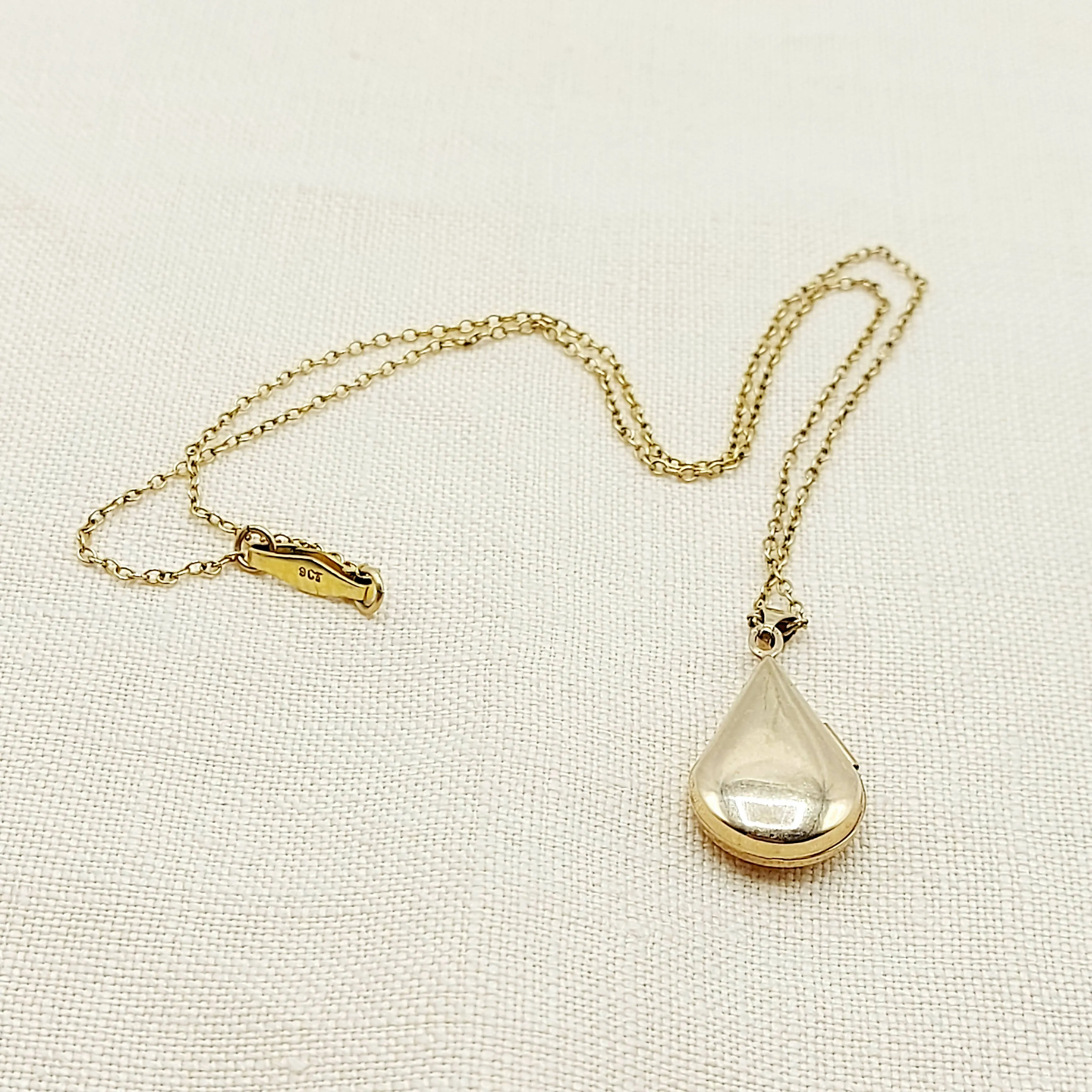 9ct Gold Teardrop Locket & Chain