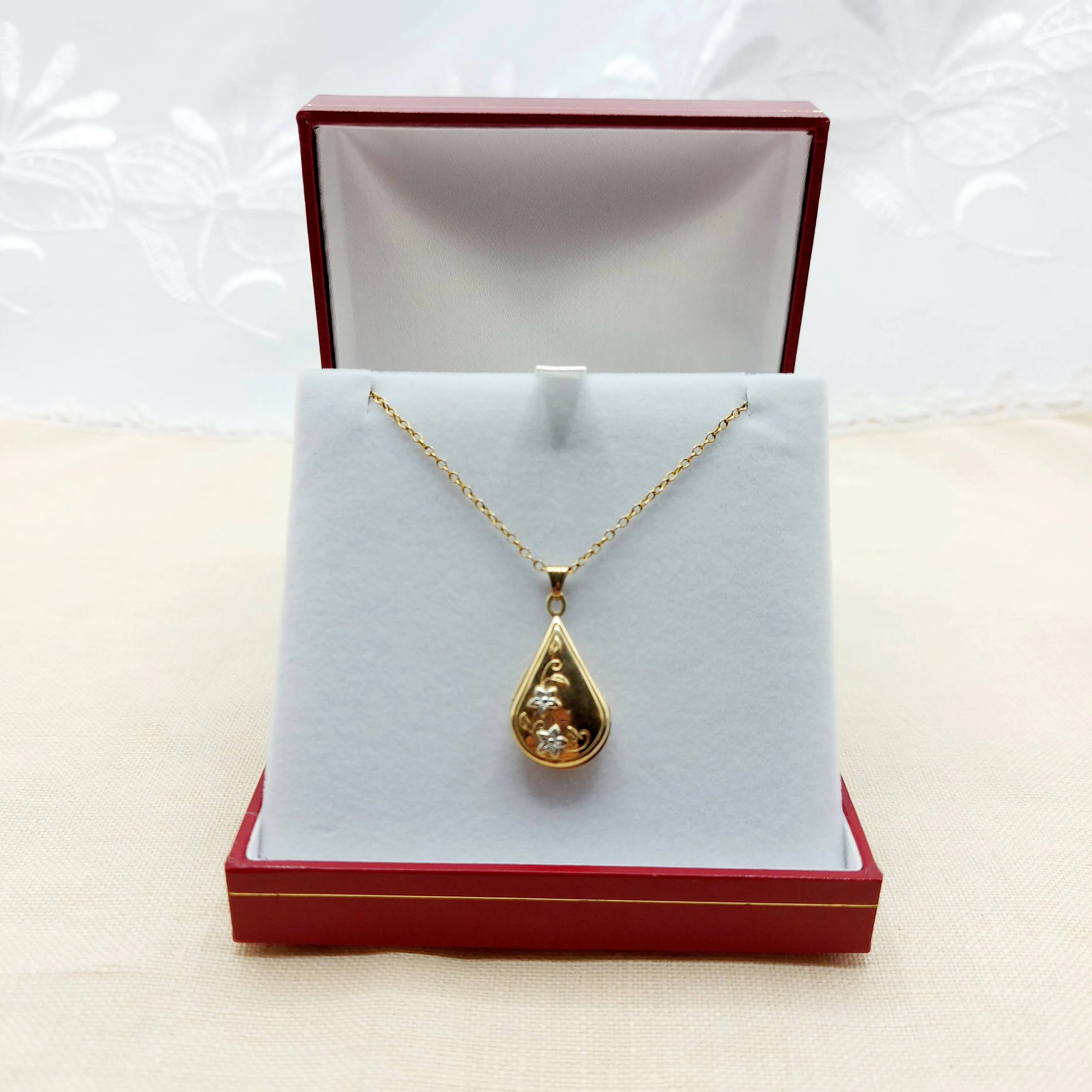 9ct Gold Teardrop Locket & Chain