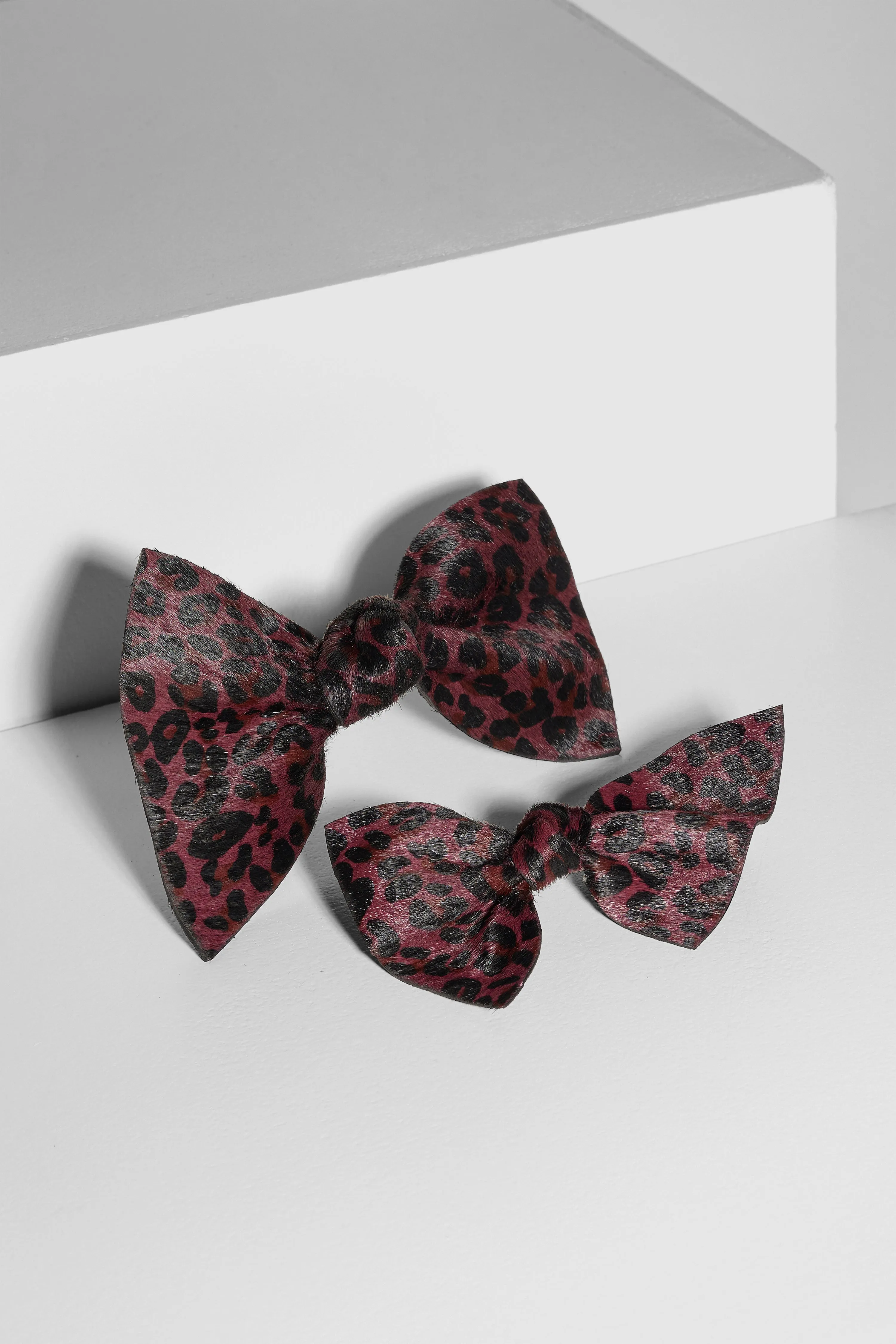 Small hair clip in burgundy Leopard printed leather